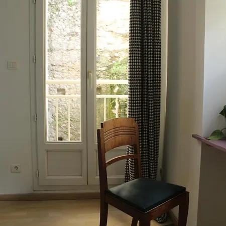 Par Saint Georges ! Apartment