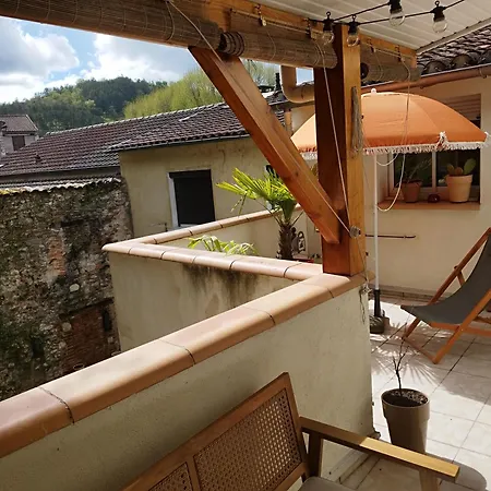 Par Saint Georges ! Apartament